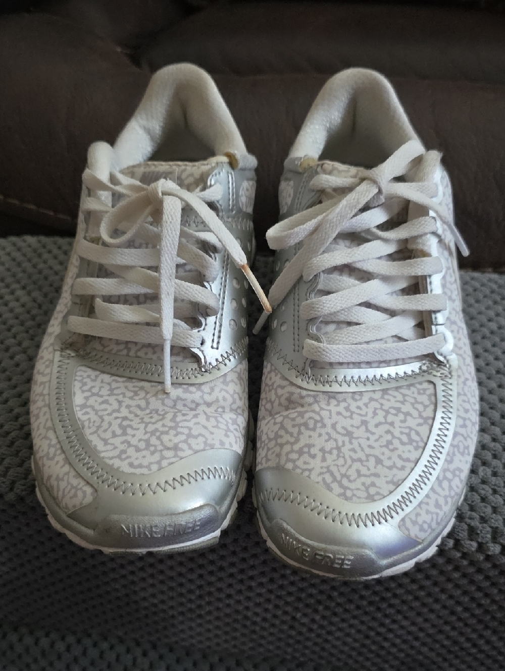 Nike Silver and White Patterned Running Sneakers